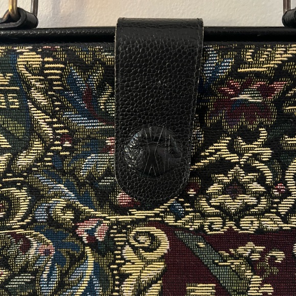 Elegant Black and Blue Shoulder Bag with Victorian Motifs - Picture 2 of 9